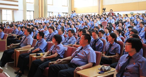 图5：6月5日，“云岭大讲堂”在昆明市检察院开讲，省社会科学界联合会副主席、哲学教授戴世平为全市检察干警作题为《建国以来中国共产党对社会主义核心价值观的塑造与重建》的专题讲座，检察干警认真聆听讲座。