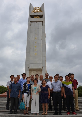 全体参加活动党员在纪念碑前合影