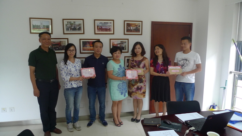 市侨联领导向获奖党员颁奖