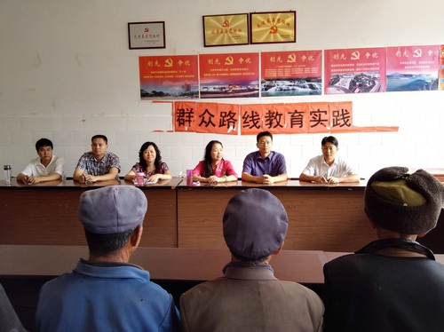 与海尾村老党员代表、村支部书记和甸沙乡相关负责人等进行座谈