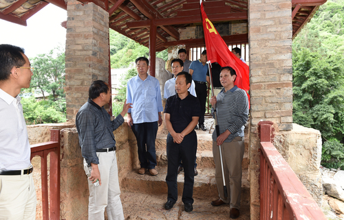 市国税——听取讲解员讲解