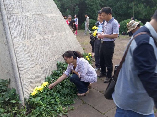 抗战先烈敬献鲜花