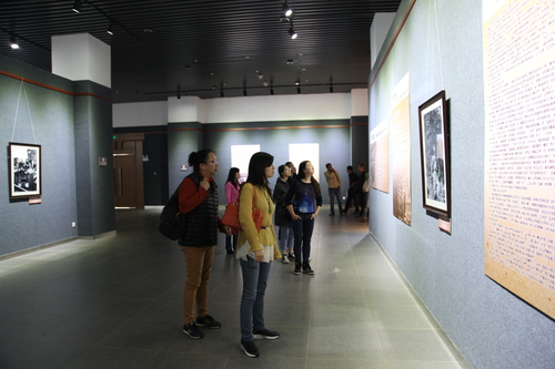 参观美国战地记者抗战图片展