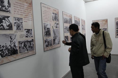 参观远征军抗战图片展