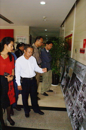 国资委组织观看抗战图片展。图为：党委副书记程学昆在参观并讲解抗战图片事件