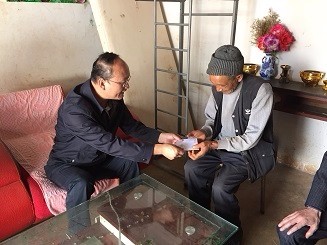 市统计局入户走访慰问白章村贫困户2