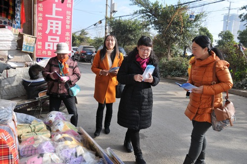 保护滇池   巾帼行动2
