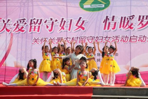 民族小学、禄劝原声艺术团、禄劝金石乐队等为群众表演了舞蹈《追赶火车的孩子》、全民健身《一起运动》、演奏《走向复兴》等精彩的文艺节目。