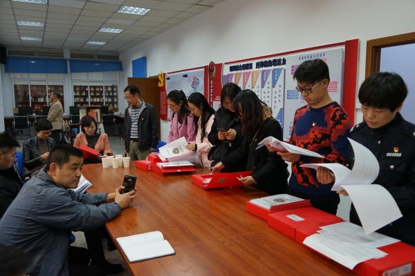 认真学习党支部规范化建设台账