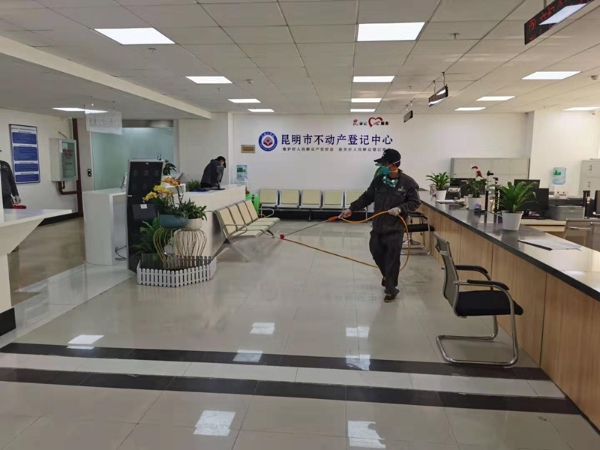 无死角对登记窗口进行消毒