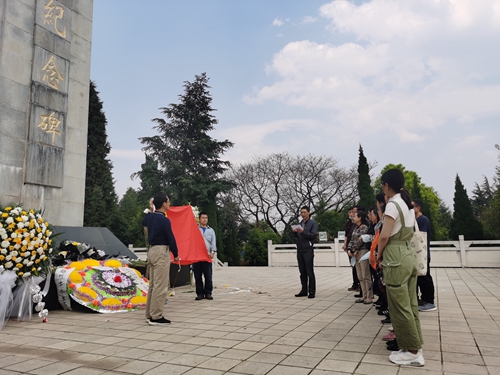 昆明市财政局开展“清明节祭英烈”活动照片6