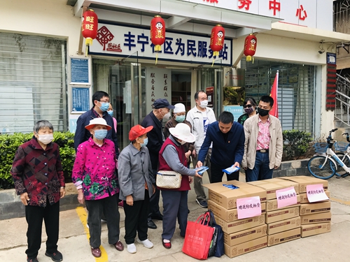 市工信局进丰宁社区赠送口罩_副本