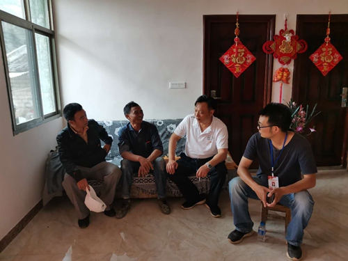 05市工商联党员志愿在妥托村家访_副本