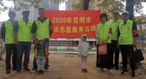 04市工商联志愿者的小孩也投入到志愿服务活动中来_副本