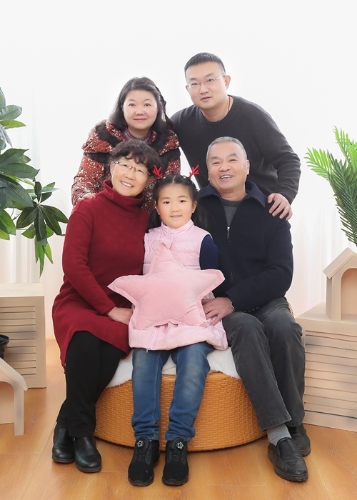 市工信局（卢渝）家庭合照_副本