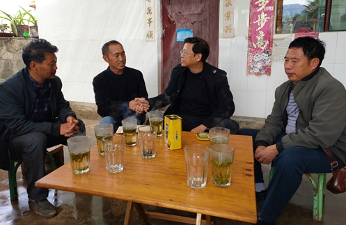 市委老干部局张宏副局长带队看望慰问身患重病贫困户图片2