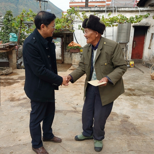 市委老干部局张宏副局长带队看望慰问包包村80岁以上贫困老年人图片2