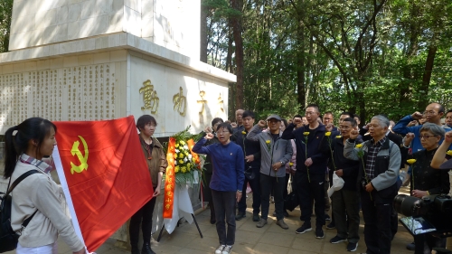 2.全体人员面对党旗集体宣誓