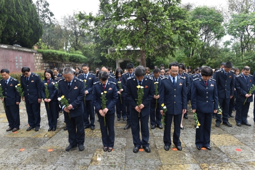 默哀祭奠英烈