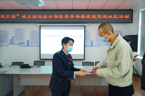 市税务局党委委员、副局长康焰同志向缴费人送上宣传资料1