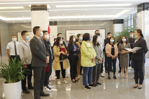 图2.参观法律服务园区