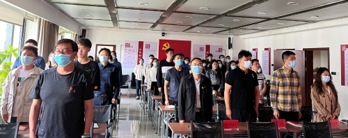 昆明市商务局观看庆祝中国共产主义青年团成立100周年大会直播（全体起立唱国歌）