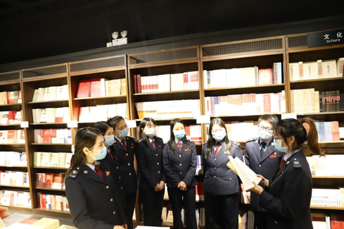 （开展“读一本经典，分享一本好书”主题读书日活动）