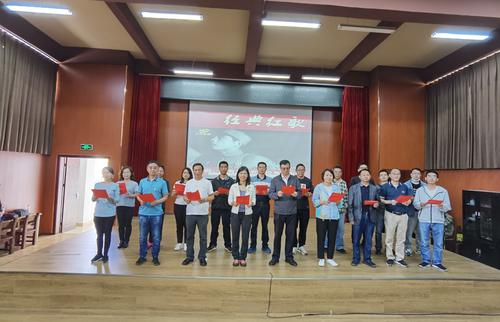 合唱了《没有共产党就没有新中国》