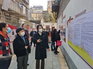 参观侨历史文化展览