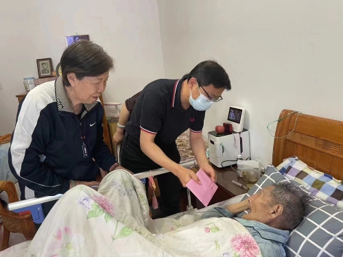 2.市委老干部局副局长张宏带队看望慰问易地安置在舟山市百岁离休干部