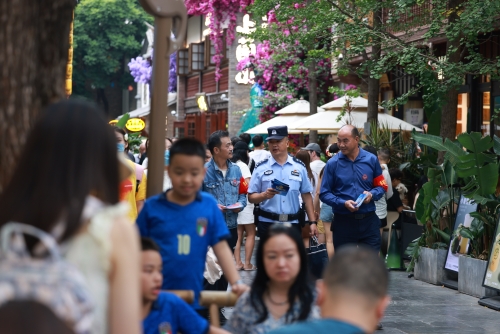 发动春城“红袖标”志愿者参与群防群治